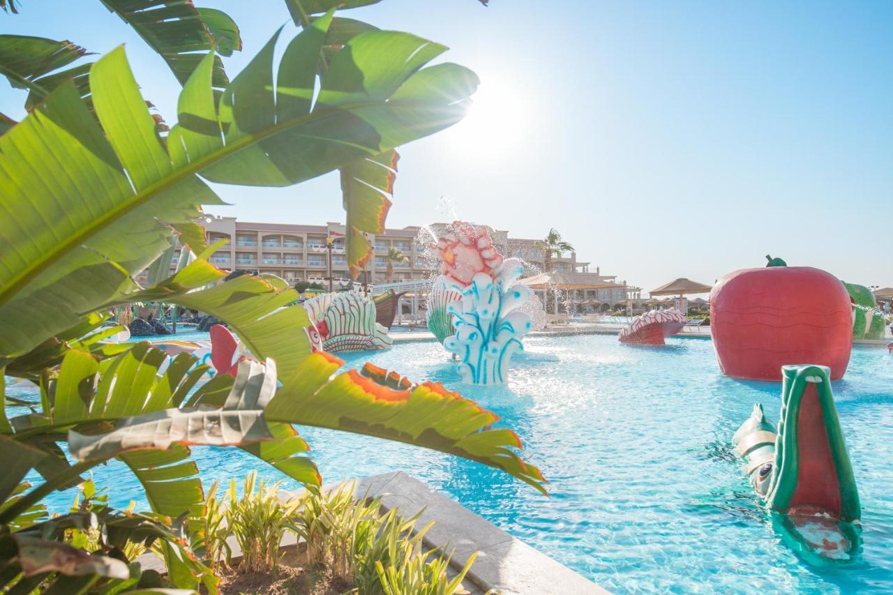 Pickalbatros White Beach Resort - Hurghada Exterior foto The swimming pool at the resort