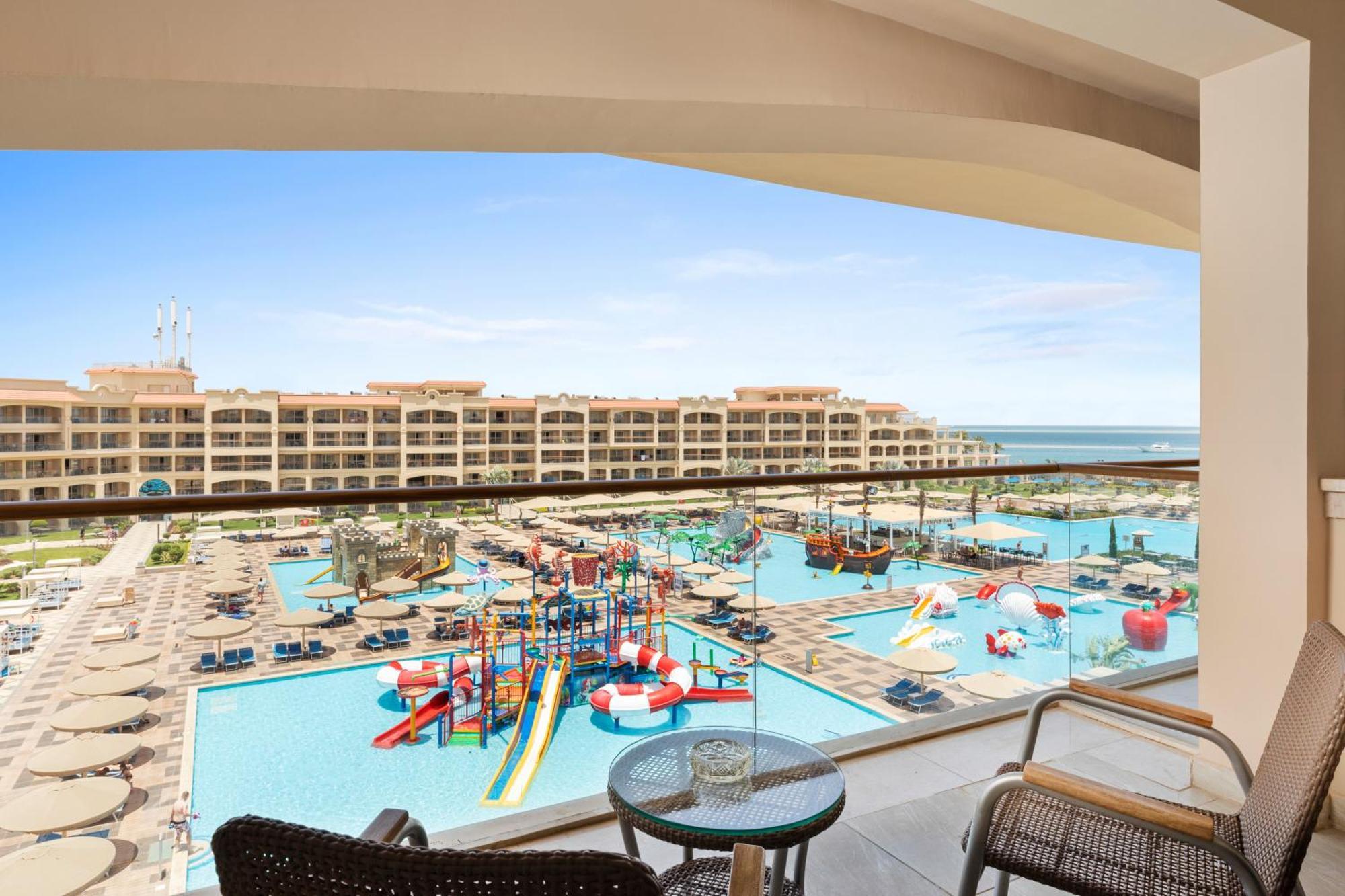 Pickalbatros White Beach Resort - Hurghada Exterior foto View of the water park